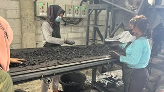 Cleaning and sorting process for coconut shell charcoal